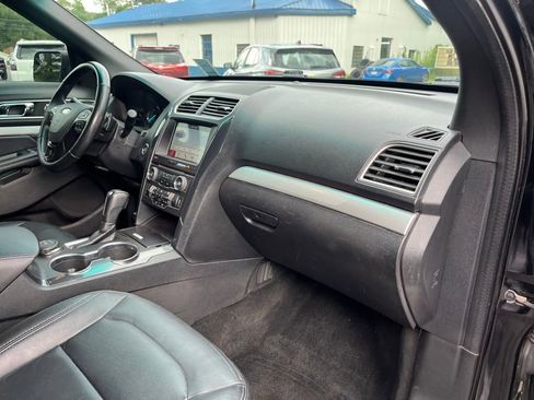 Used 2017 Ford Explorer XLT w/ Equipment Group 202A image 12