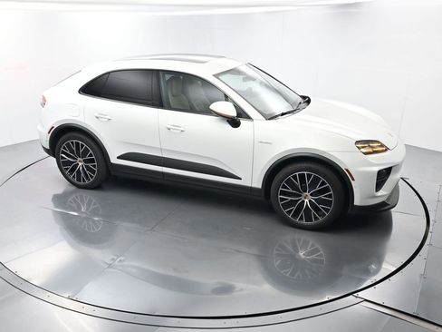 Certified 2025 Porsche Macan Electric image 41