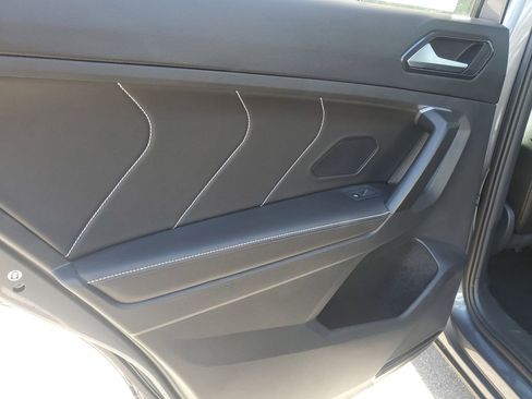 Used 2024 Volkswagen Tiguan SE image 18