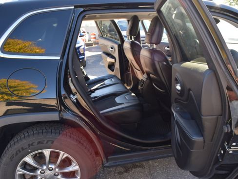 Used 2019 Jeep Cherokee Latitude Plus w/ Comfort/Convenience Group image 21