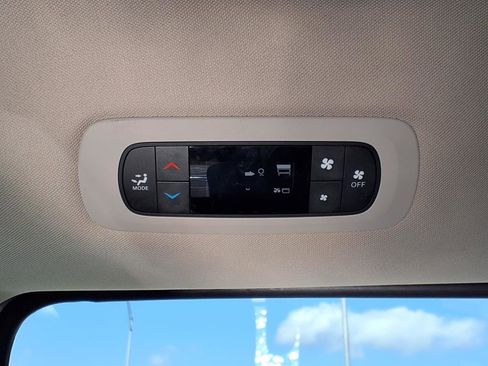 Used 2022 Chrysler Voyager LX image 13