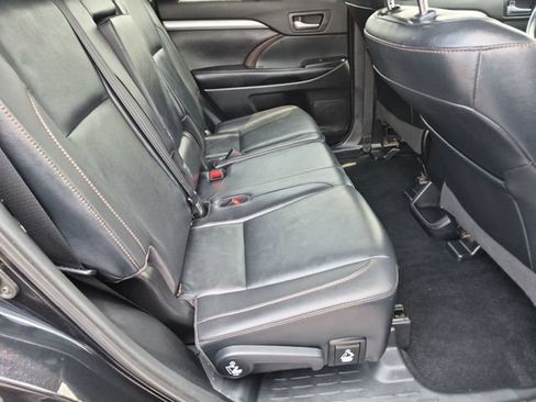 Used 2019 Toyota Highlander XLE AWD/4WD image 29
