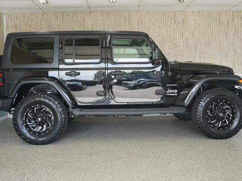 Used 2018 Jeep Wrangler Unlimited Sahara AWD/4WD image 6