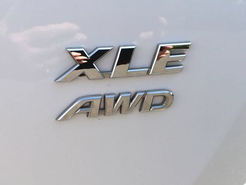 Used 2018 Toyota RAV4 XLE AWD/4WD image 6