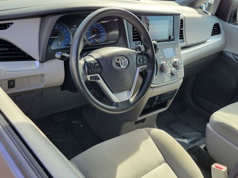 Used 2020 Toyota Sienna L w/ Carpet Mat Package FWD image 3