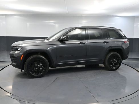 Used 2024 Jeep Grand Cherokee Altitude AWD/4WD image 12