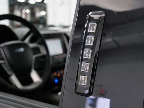 Used 2019 Ford F250 Lariat w/ Lariat Ultimate Package AWD/4WD image 16