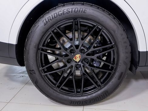 Certified 2025 Porsche Cayenne E-Hybrid Coupe AWD/4WD image 24