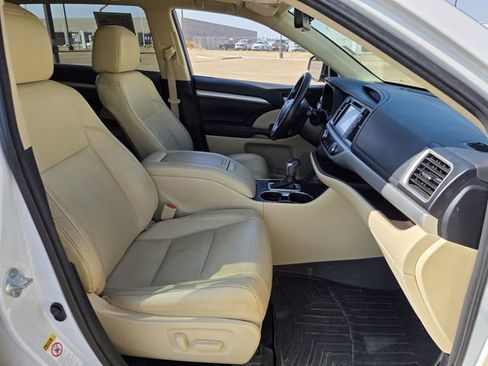 Used 2017 Toyota Highlander XLE image 30