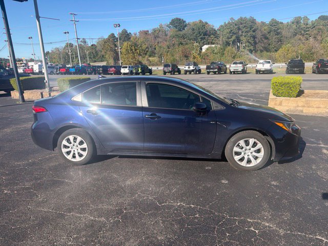 Used 2025 Toyota Corolla LE FWD image 3