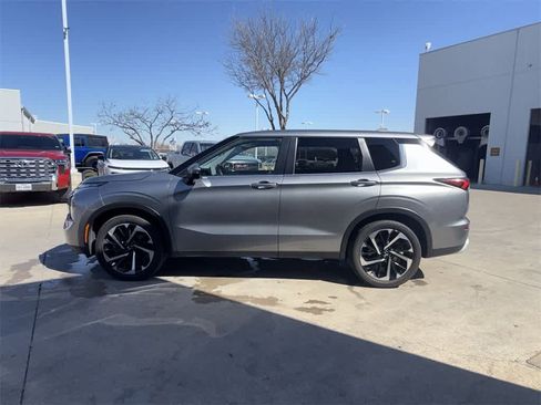 Used 2024 Mitsubishi Outlander SE image 3