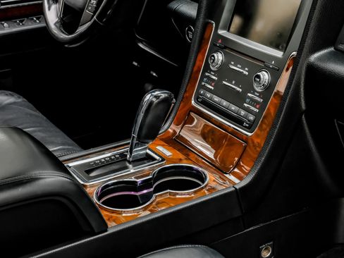 Used 2015 Lincoln Navigator 2WD image 26