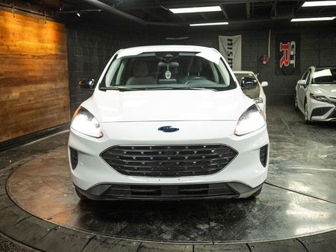 Used 2022 Ford Escape SE w/ SE Sport Appearance Package image 4