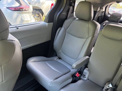 Used 2025 Toyota Sienna XLE FWD image 42