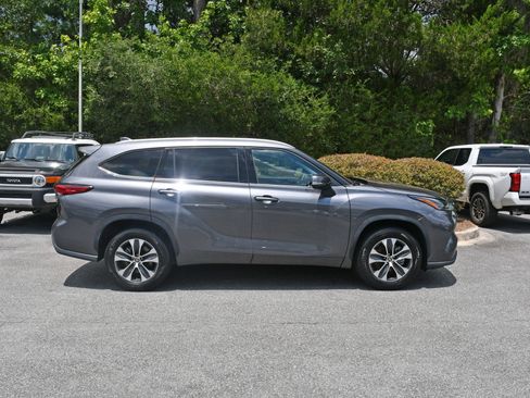 Used 2022 Toyota Highlander XLE FWD image 5