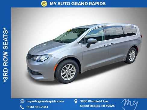 Used 2017 Chrysler Pacifica Touring FWD image 3
