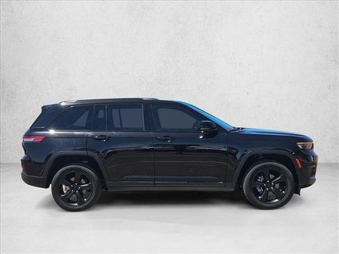 Used 2023 Jeep Grand Cherokee Altitude AWD/4WD image 4