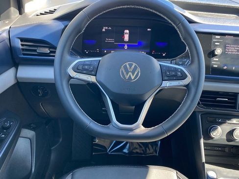 Used 2022 Volkswagen Taos SE w/ Panoramic Sunroof Package image 5