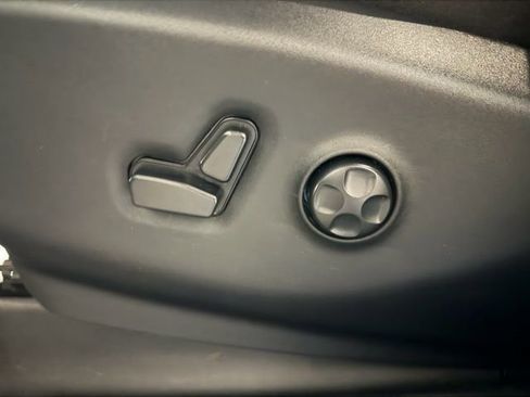 Used 2025 Chrysler Pacifica Limited FWD image 16