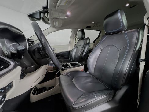 Used 2021 Chrysler Pacifica Touring-L FWD image 11