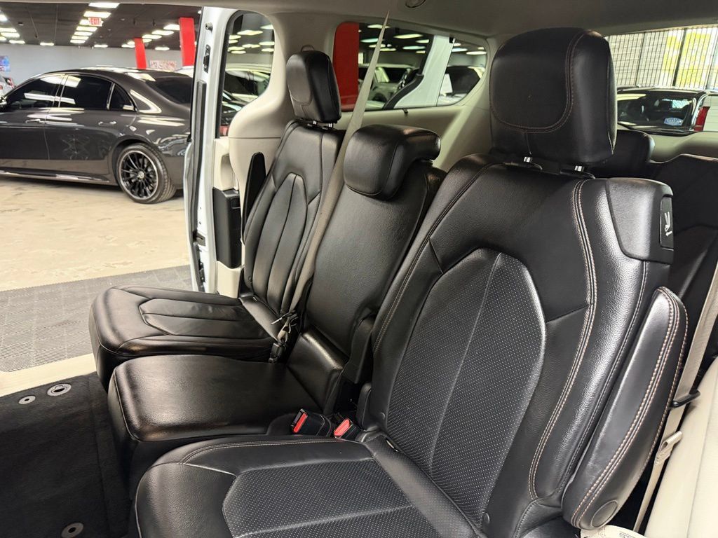 Used 2018 Chrysler Pacifica Touring-L Plus w/ Advanced Safetytec Group FWD image 39