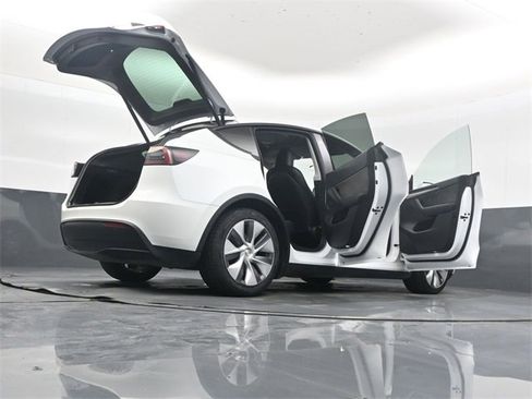 Used 2023 Tesla Model Y Long Range image 50
