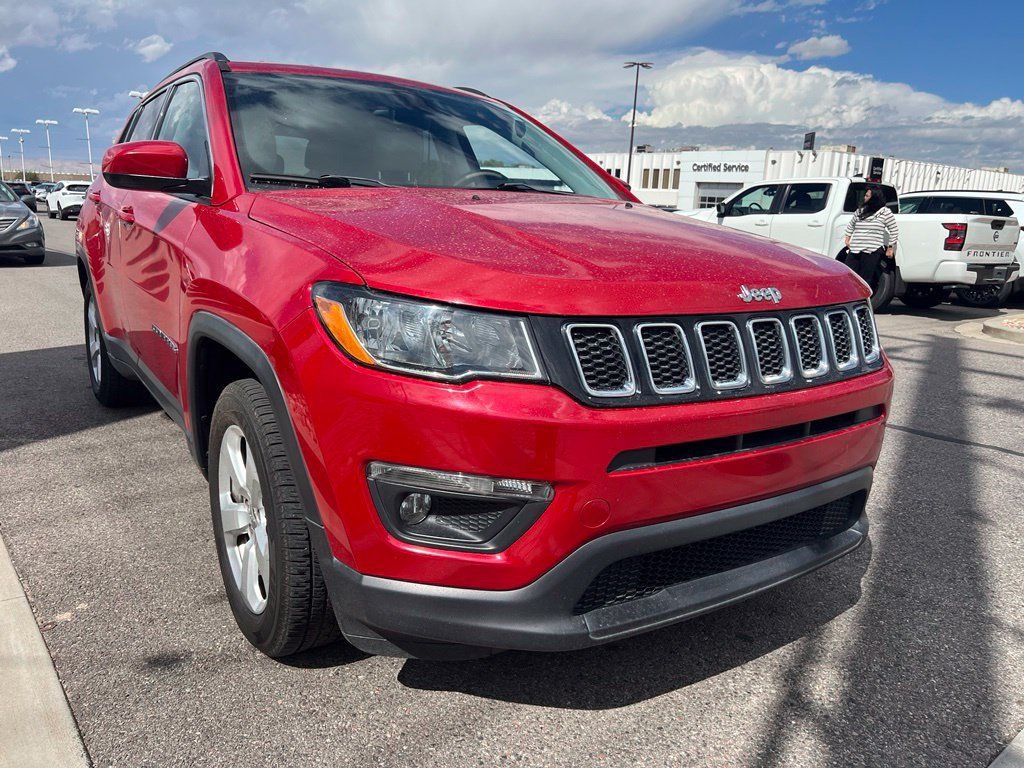 Used 2018 Jeep Compass Latitude w/ Cold Weather Group FWD image 3
