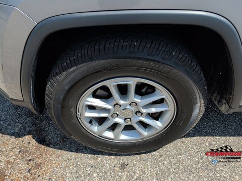 Used 2019 Jeep Grand Cherokee Laredo AWD/4WD image 10