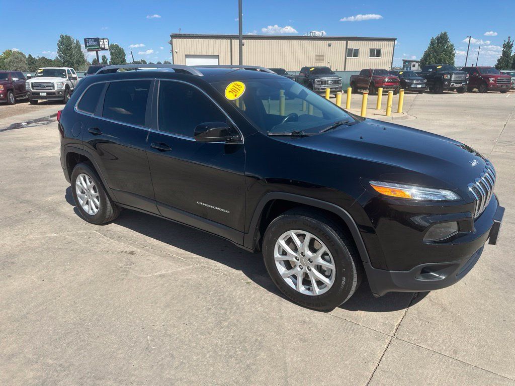 Used 2018 Jeep Cherokee Latitude Plus w/ Cold Weather Group AWD/4WD image 38