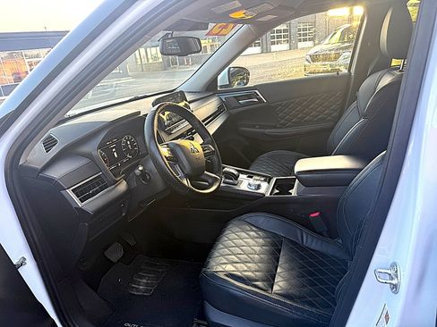 Used 2023 Mitsubishi Outlander SEL FWD image 6