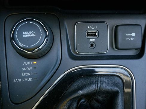 Used 2020 Jeep Cherokee Limited image 27