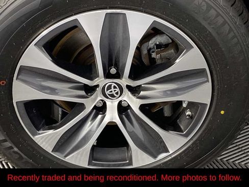 Used 2023 Toyota Highlander XLE AWD/4WD image 30