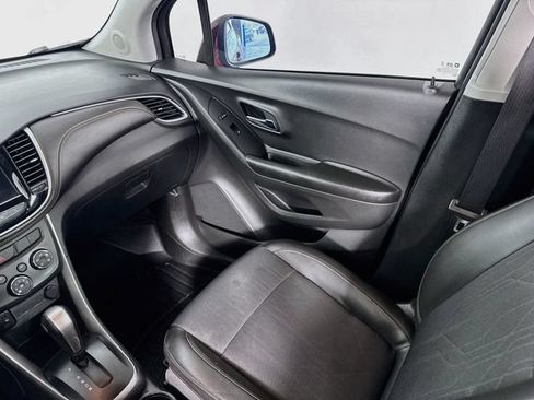 Used 2022 Chevrolet Trax LT w/ LT Convenience Package AWD/4WD image 23
