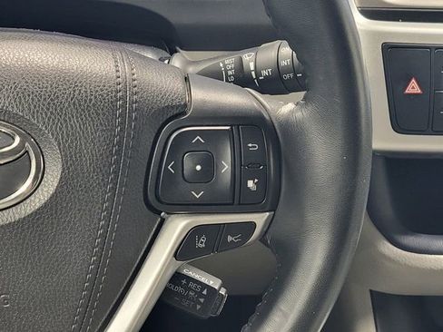 Used 2019 Toyota Highlander XLE AWD/4WD image 27