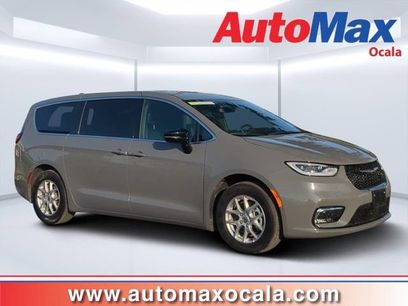 Used 2025 Chrysler Pacifica Select