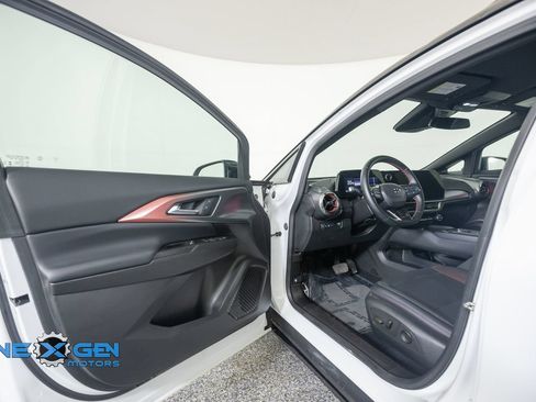 Used 2024 Chevrolet Equinox EV RS FWD image 9