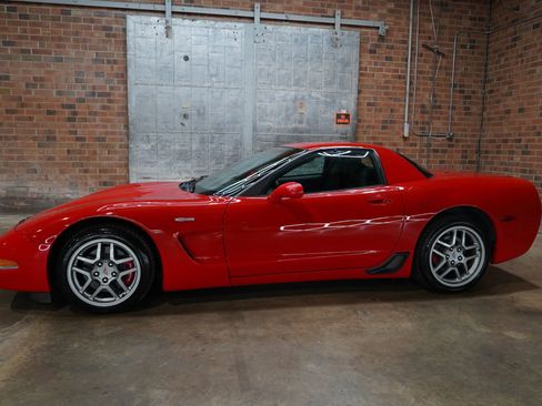 Used 2002 Chevrolet Corvette Z06 w/ Memory Pkg RWD image 9