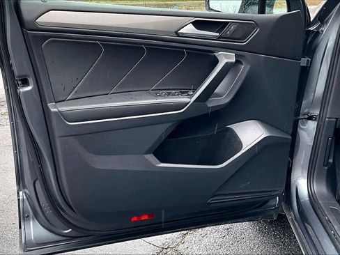 Used 2022 Volkswagen Tiguan SE w/ Panoramic Sunroof Package image 22