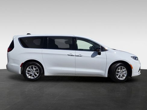 New 2025 Chrysler Pacifica Select w/ Uconnect Theater Family Group image 4