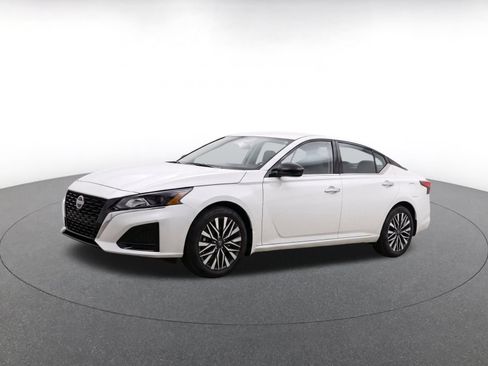 Used 2025 Nissan Altima 2.5 SV FWD image 3