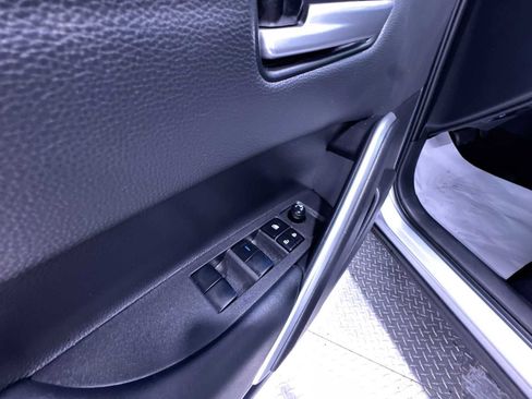 Used 2022 Toyota Corolla Cross XLE w/ Convenience Package AWD/4WD image 4