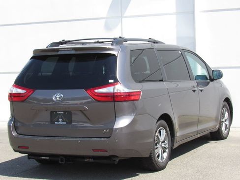 Used 2015 Toyota Sienna XLE Premium FWD image 6