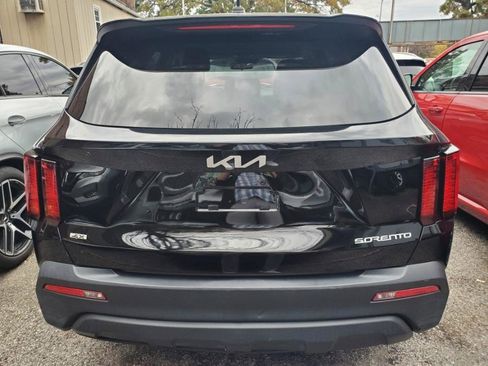 Used 2023 Kia Sorento LX image 5