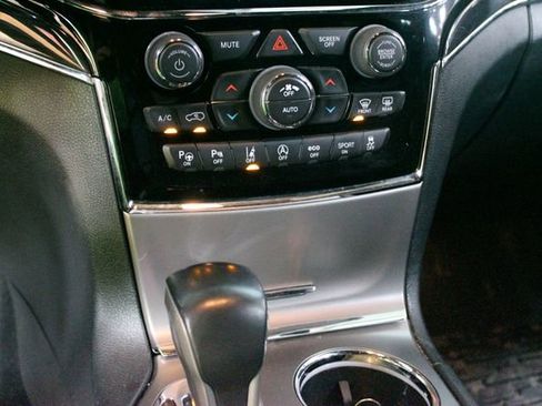 Used 2019 Jeep Grand Cherokee Overland w/ Jeep Active Safety Group AWD/4WD image 22