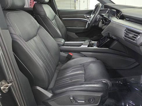 Used 2019 Audi e-tron Prestige w/ Prestige Package AWD/4WD image 27