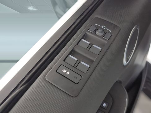 Used 2025 Land Rover Discovery Dynamic SE image 11