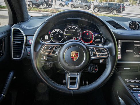 Used 2021 Porsche Cayenne Turbo S image 18