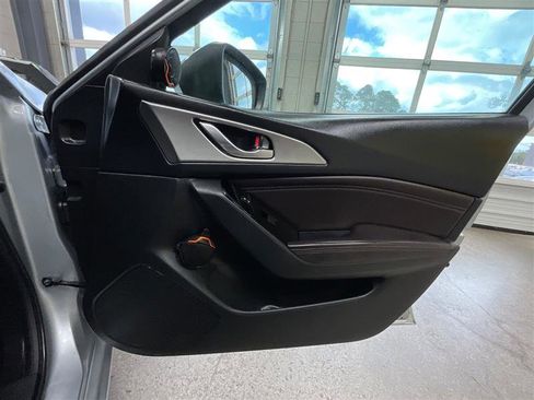 Used 2018 MAZDA MAZDA3 Touring FWD image 25