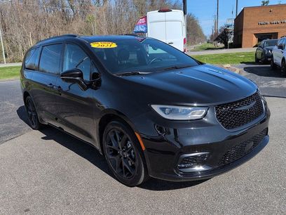 Used 2021 Chrysler Pacifica Touring-L w/ Uconnect Theater Family Group
