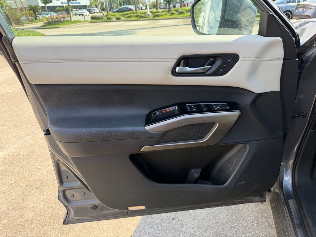 Used 2022 Nissan Pathfinder Platinum w/ Lighting Package (N92) FWD image 11